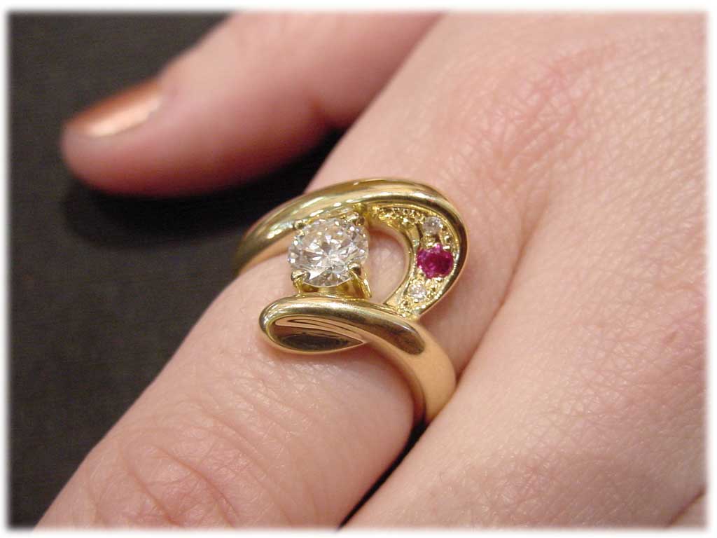 ジュエリーリフォーム用マルチリング枠。ダイヤはもちろんの事、どんなカッティングの宝石達も綺麗にセッティングできます。指輪装着画像