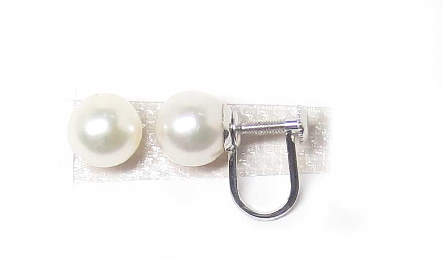 珠合わせ用真珠ルースにお客様の真珠を並べセットを作ります。