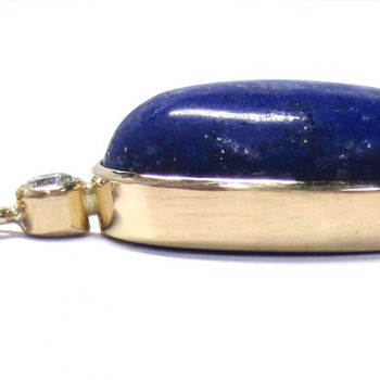 ラピスラズリ18金ペンダント枠付きの真横からの画像